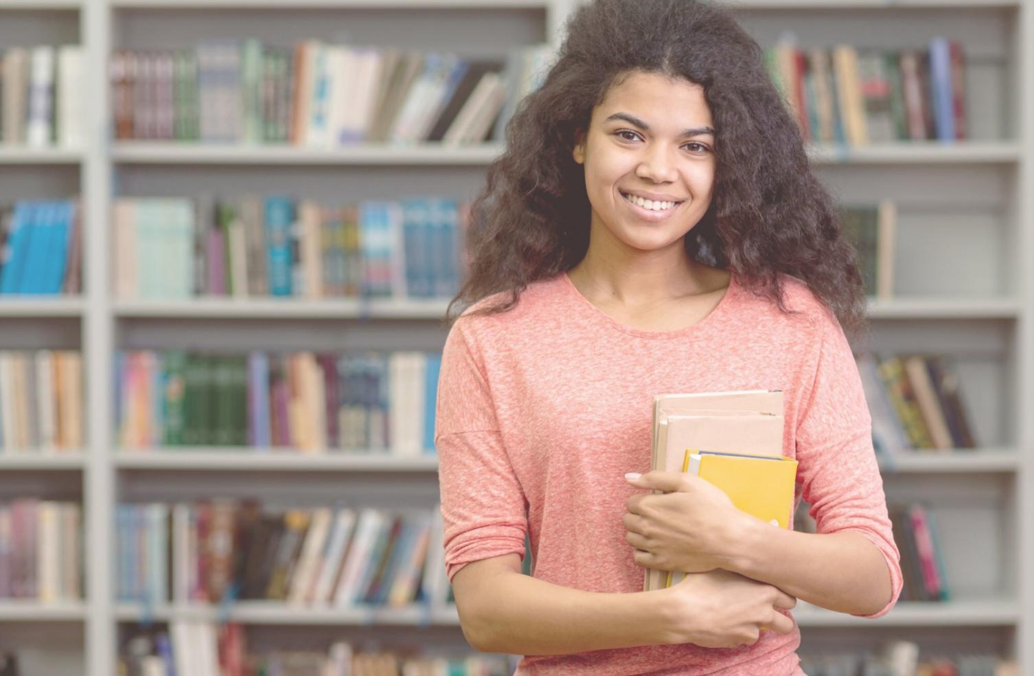 Moderne Büroumgebung mit Finanzanalysten bei der Arbeit