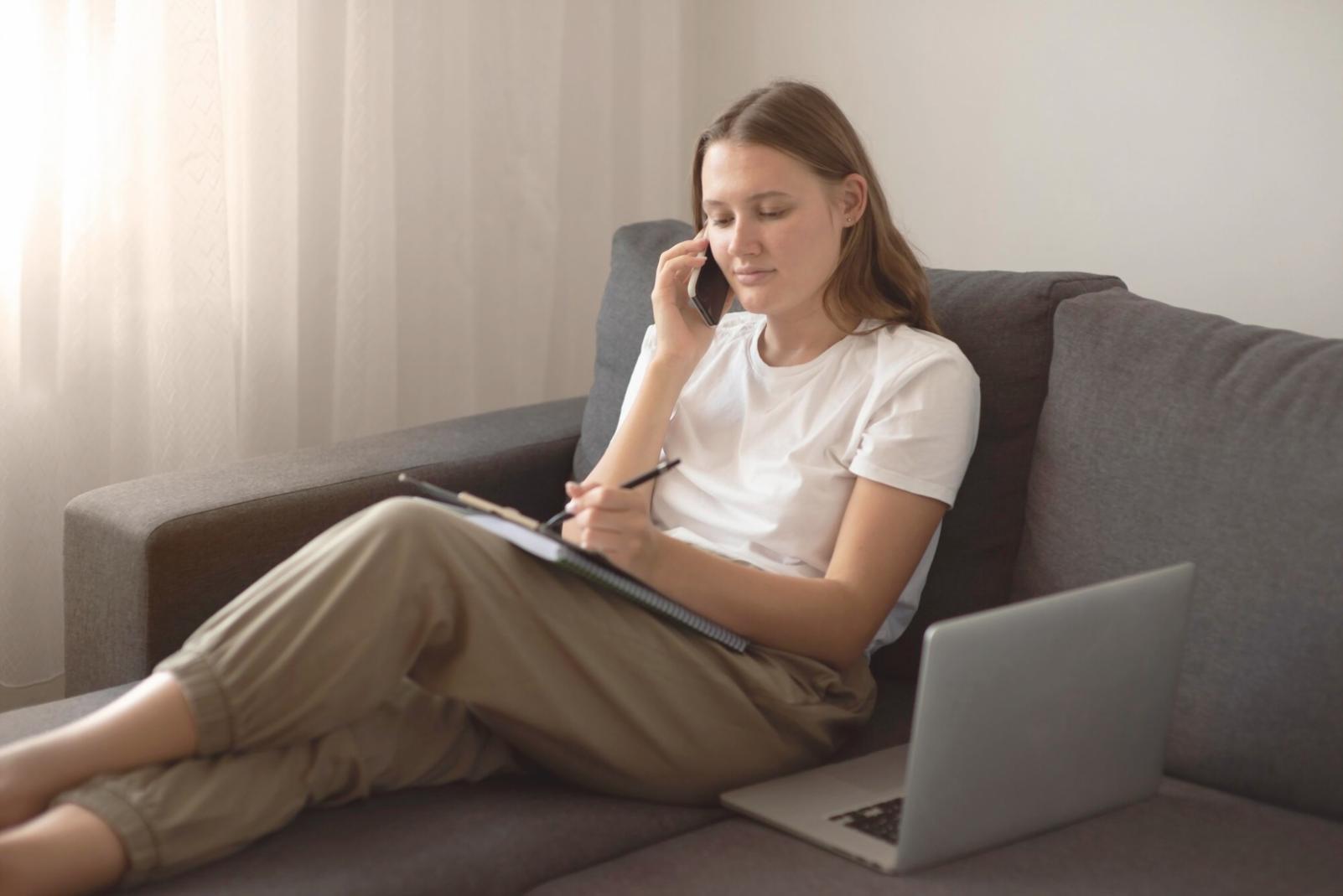 Geschäftsgrafiken und Trendlinien auf einem Tablet