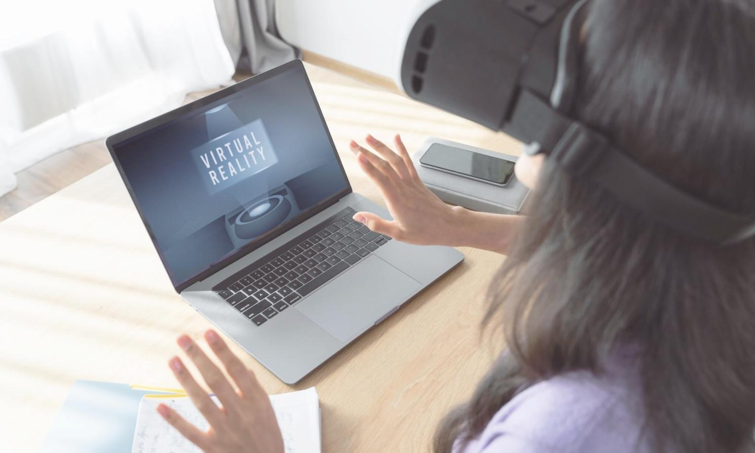 Finanzanalyst arbeitet mit Prognosedaten am Computer